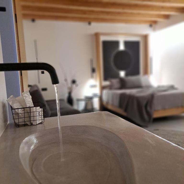Postel nebo postele na pokoji v ubytování Nisaki Hotel & Elite Suites