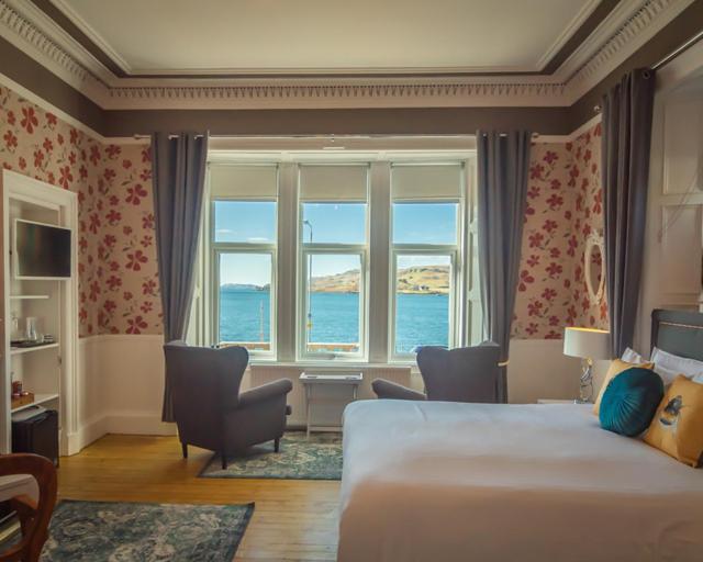 ein Hotelzimmer mit einem Bett und einem großen Fenster in der Unterkunft Barriemore Oban in Oban