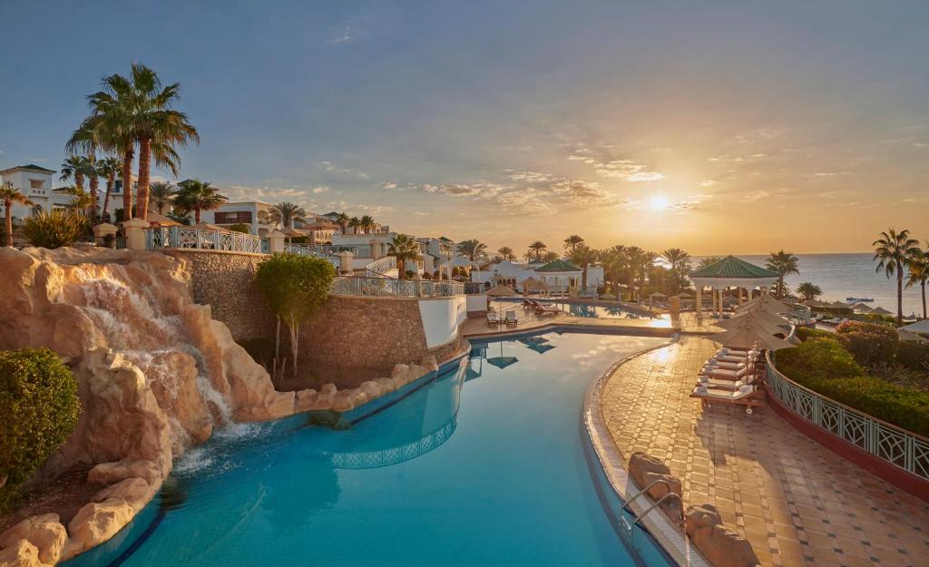 Bazén v ubytování Park Regency Sharm El Sheikh Resort nebo v jeho okolí