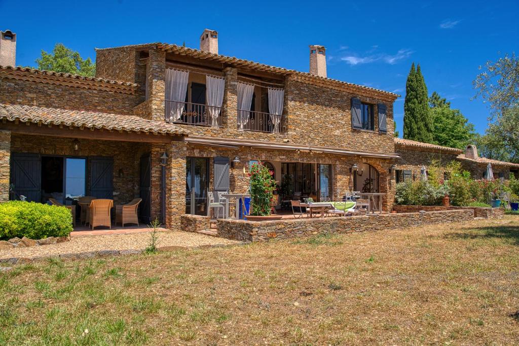 een oud stenen huis met een grote tuin bij Domaine des Chênes de la Galline in La Garde-Freinet