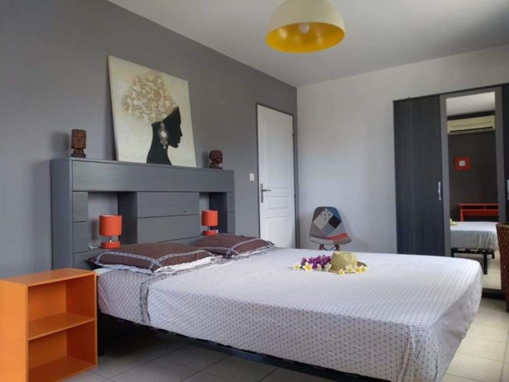 1 dormitorio con 1 cama blanca grande en una habitación en Le Saint B Leu 3 nuits minimum, en Saint-Leu