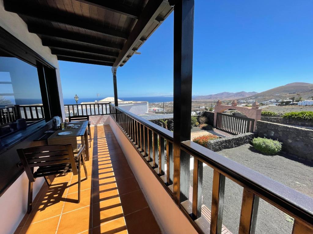 un balcón de una casa con vistas al océano en Las Casitas Rusticas en La Asomada