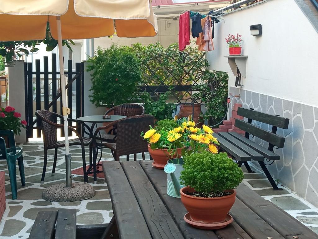 Patio alebo iná vonkajšia časť ubytovania Marika House