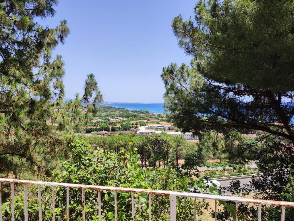 uma vista para o oceano através das árvores em a casa di Chiara em Copanello