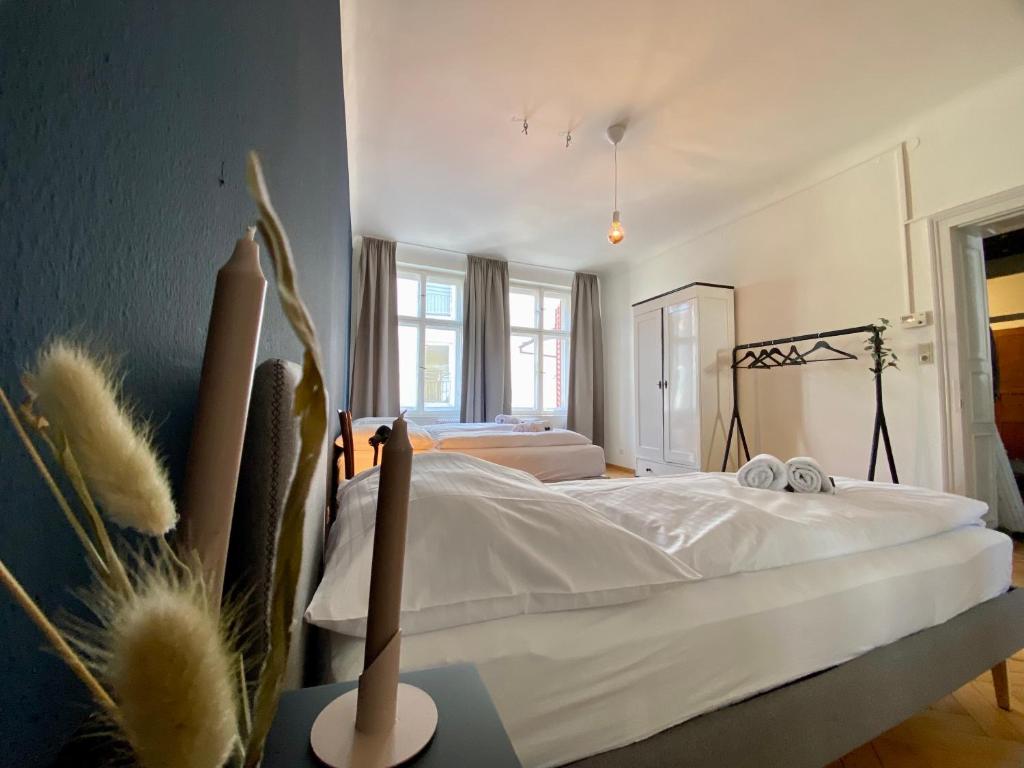 a bedroom with a large bed with white sheets at Stadtjuwel mit Pfänderblick in Bregenz