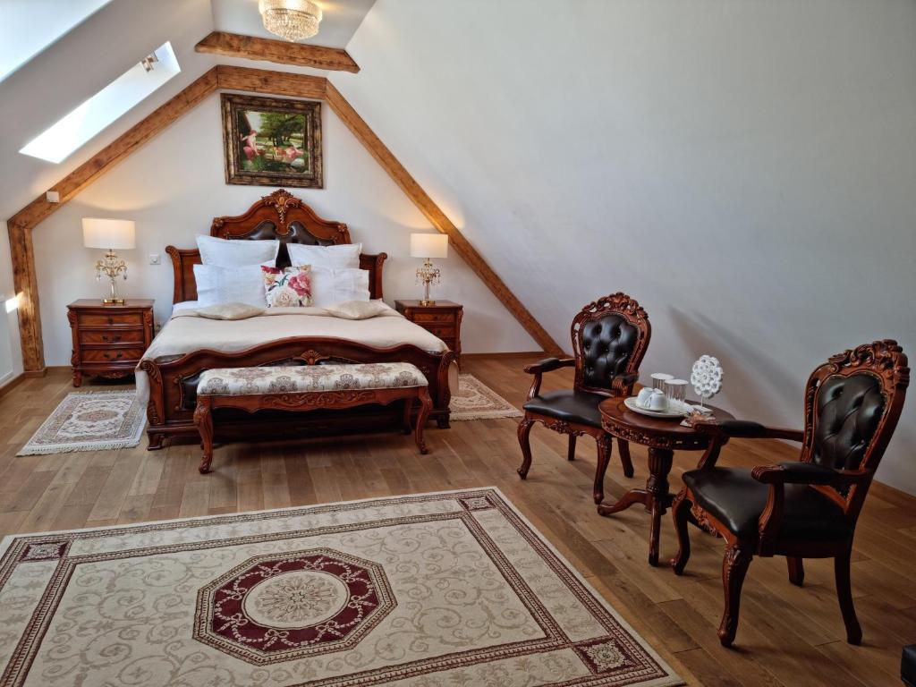 um quarto com uma cama, uma mesa e cadeiras em Cetatea Medievala em Sibiu