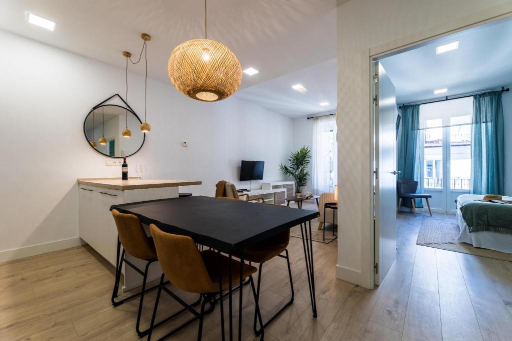ein Esszimmer und ein Wohnzimmer mit einem Tisch und Stühlen in der Unterkunft GETARIA SUITE Apartment in San Sebastián