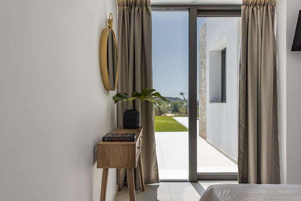 Postel nebo postele na pokoji v ubytování Mystic Garden Villas