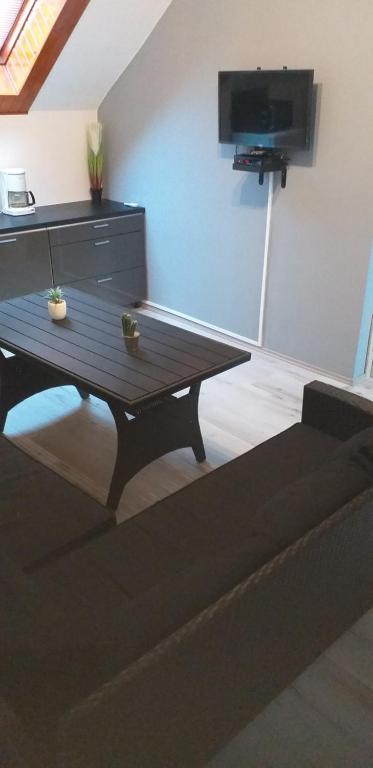 Televízia a/alebo spoločenská miestnosť v ubytovaní Szépvölgyi Apartmanház
