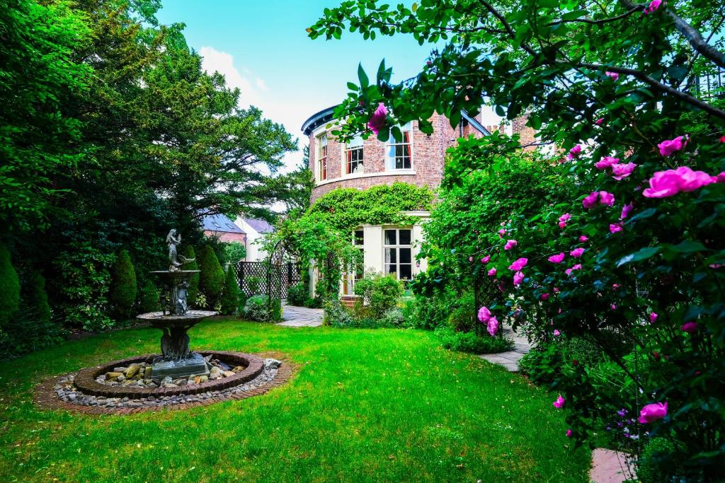 een tuin met een fontein voor een huis bij York Pavilion Hotel, Sure Hotel Collection by Best Western in York