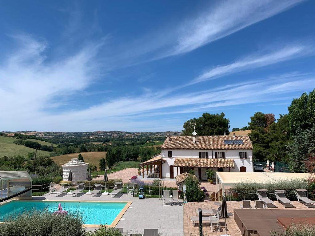 una villa con piscina e una casa di Naturaverde Country House a Senigallia