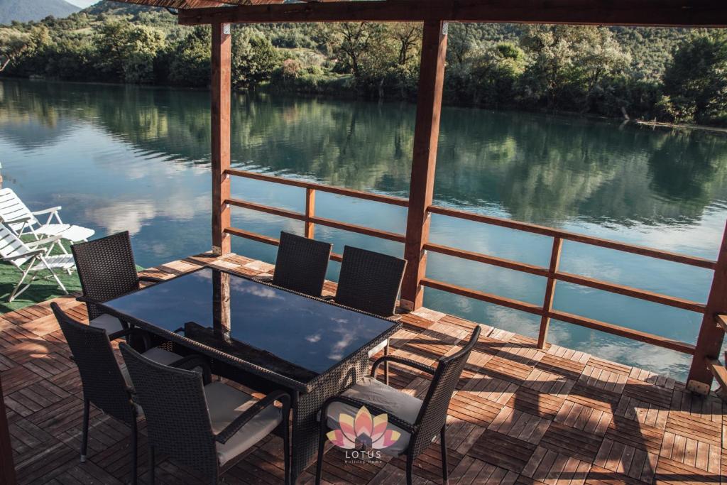 ビハチにあるHoliday home LOTUSの川沿いのデッキ(テーブル、椅子付)