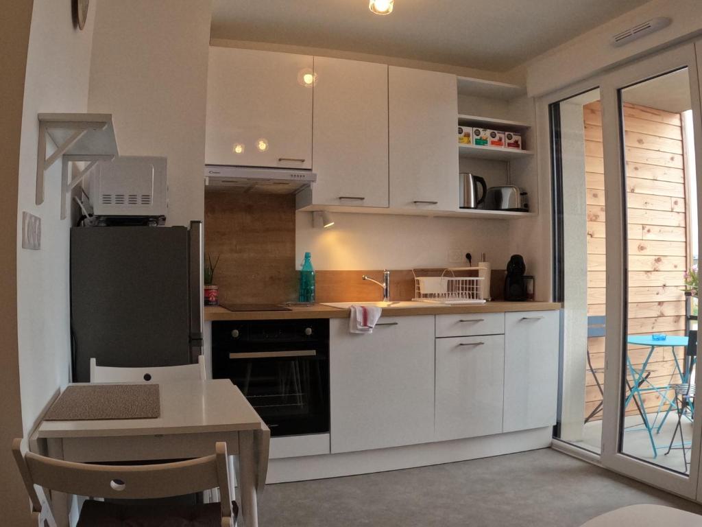 Kuchyňa alebo kuchynka v ubytovaní Studio Cosy Chambray-Les-Tours