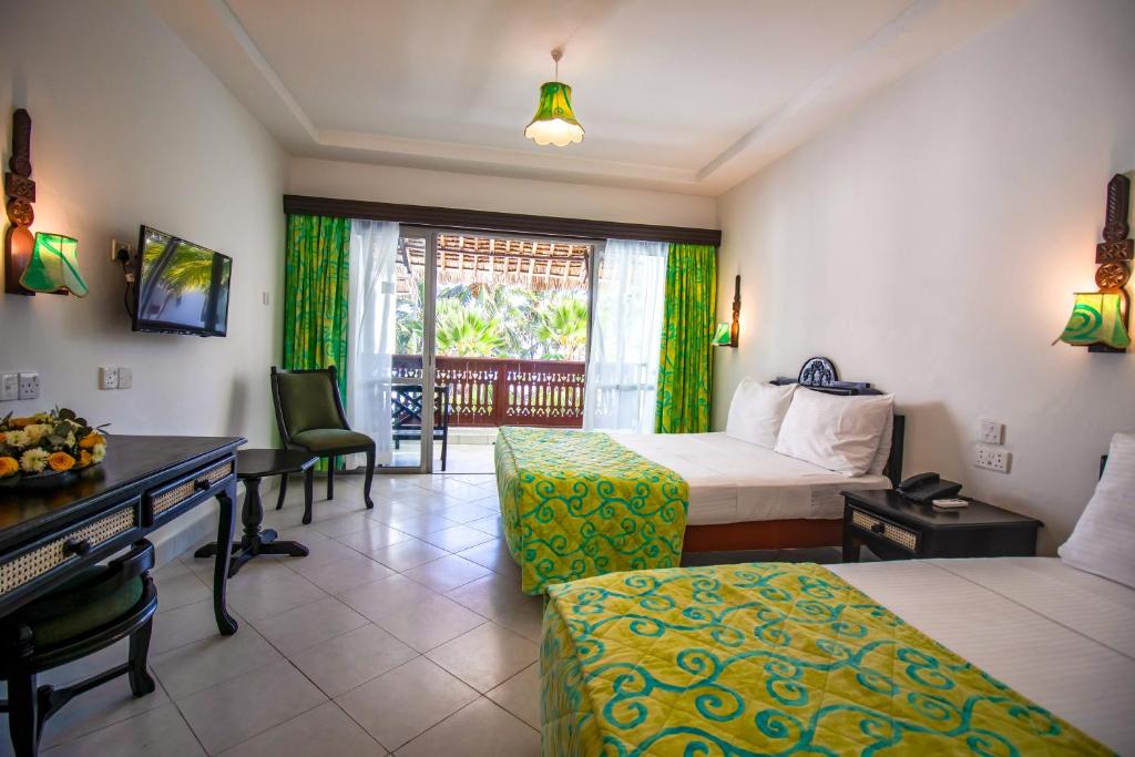 Postel nebo postele na pokoji v ubytování Bamburi Beach Hotel