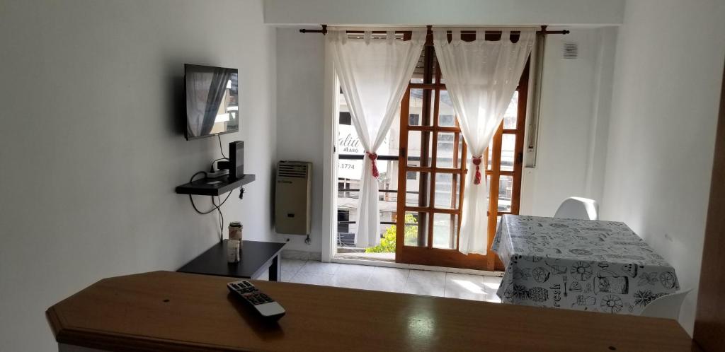 una sala de estar con una puerta que da a un dormitorio en Exelente Departamento en La Plata