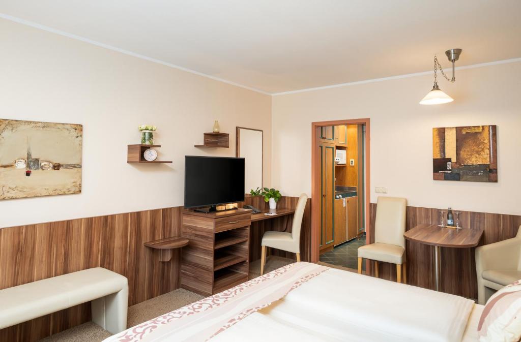 TV a/nebo společenská místnost v ubytování QU Hotel Augsburg