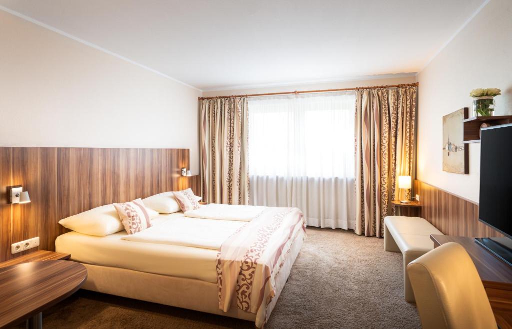 Postel nebo postele na pokoji v ubytování QU Hotel Augsburg