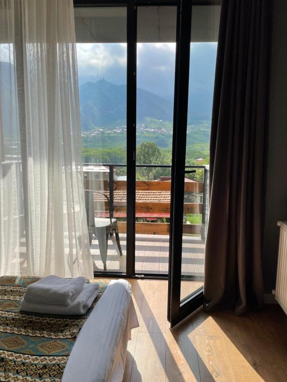 Nespecifikovaný výhled na hory nebo výhled na hory při pohledu z hotelu