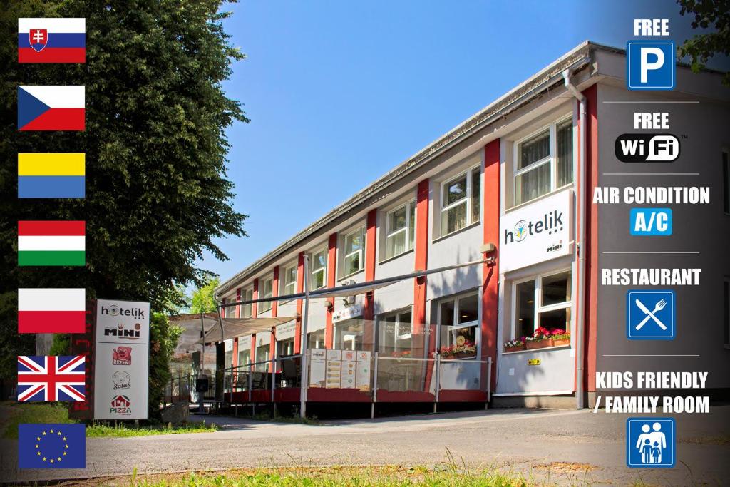 un edificio con bandiere a lato di Hotelík Košice a Košice