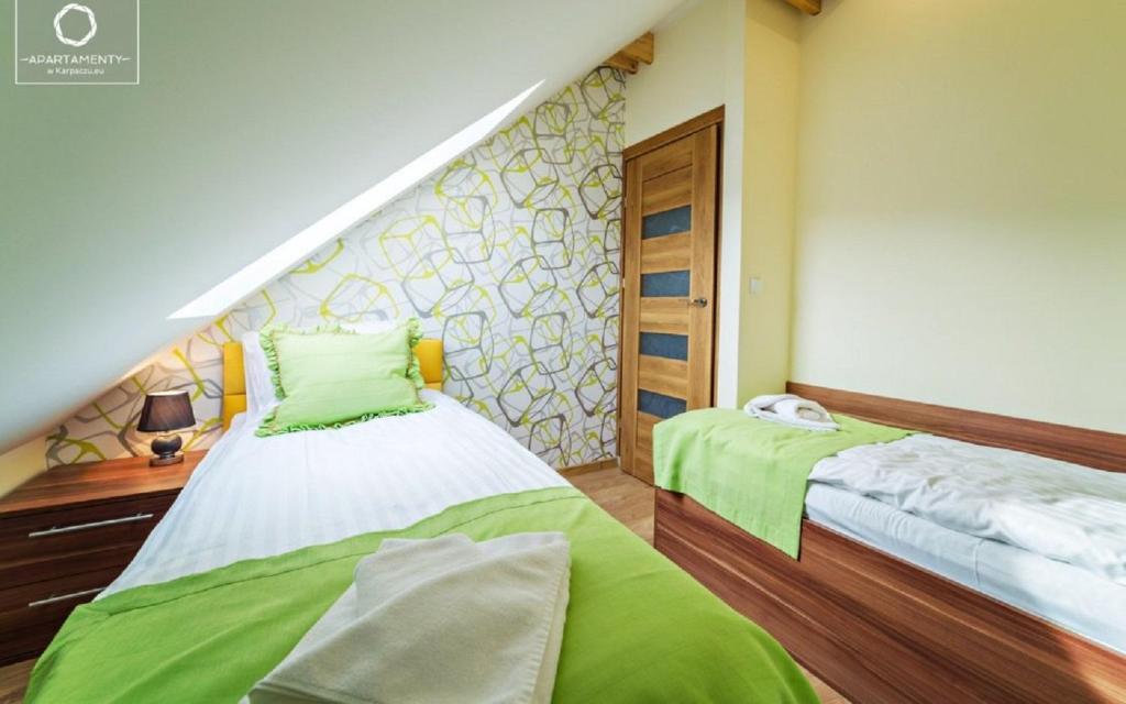 Posteľ alebo postele v izbe v ubytovaní Wonder Home - Apartamenty w spokojnej okolicy, z widokiem na góry