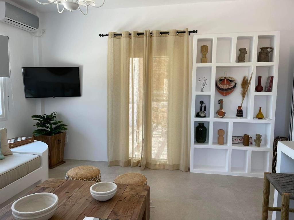 TV a/nebo společenská místnost v ubytování Voras Villa Panagia Beach