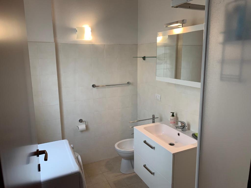 Kúpeľňa v ubytovaní La Quiete 56 Lake view Apartment by Gardadomusmea