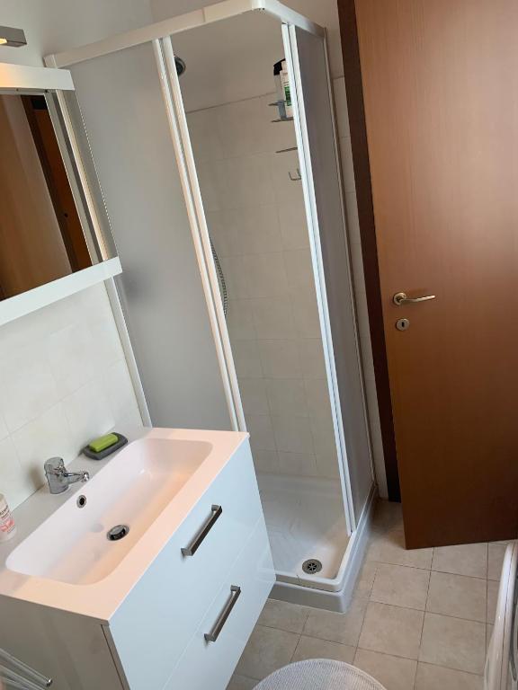 Kúpeľňa v ubytovaní La Quiete 56 Lake view Apartment by Gardadomusmea