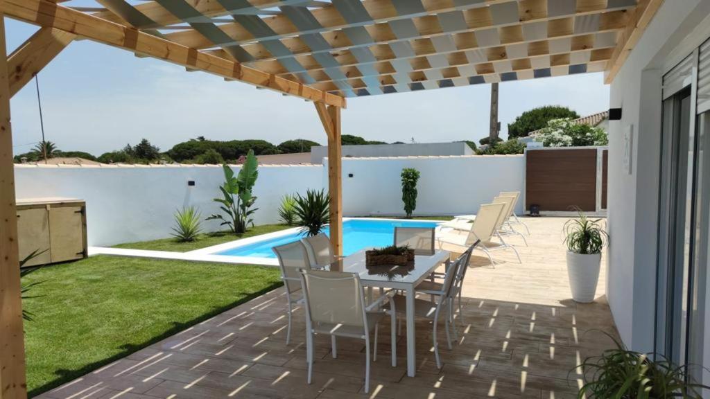 Bazén v ubytovaní PALAPA GARDEN alojamientos, piscina privada y cerca del mar alebo v jeho blízkosti