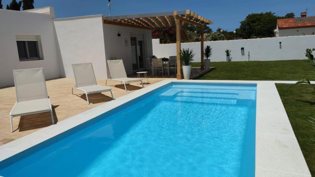Bazén v ubytovaní PALAPA GARDEN alojamientos, piscina privada y cerca del mar alebo v jeho blízkosti