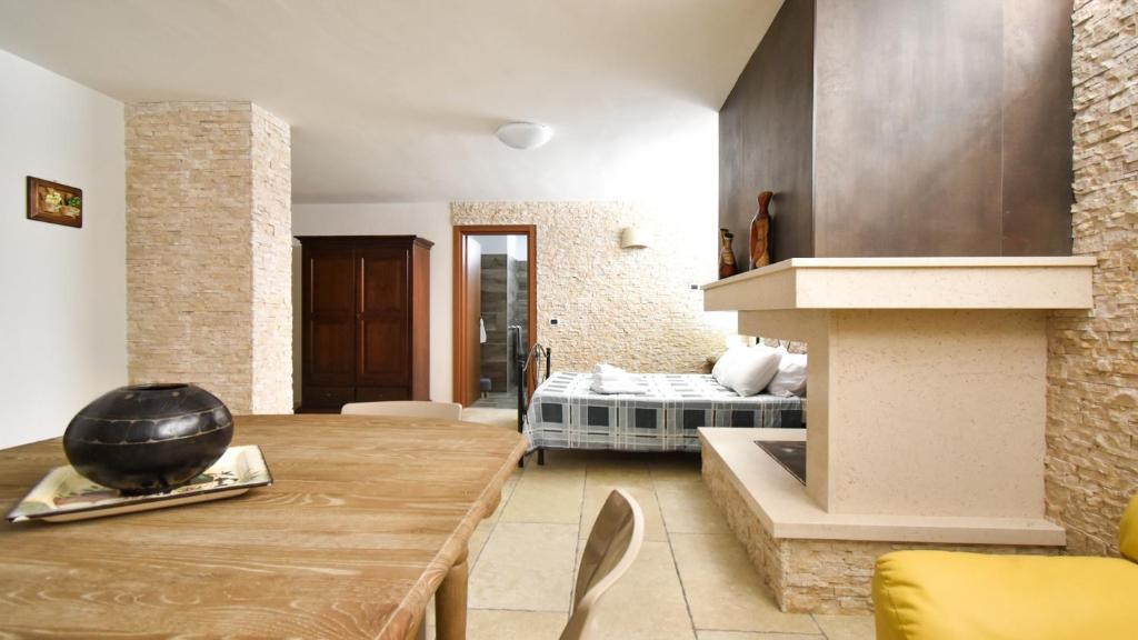 sala de estar con mesa y cama en Casa Carlà by Rentbeat, en Surbo