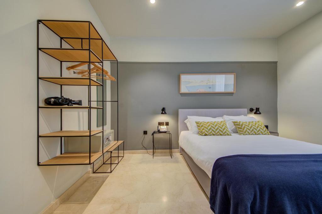 Een bed of bedden in een kamer bij The Manoel Boutique Hotel