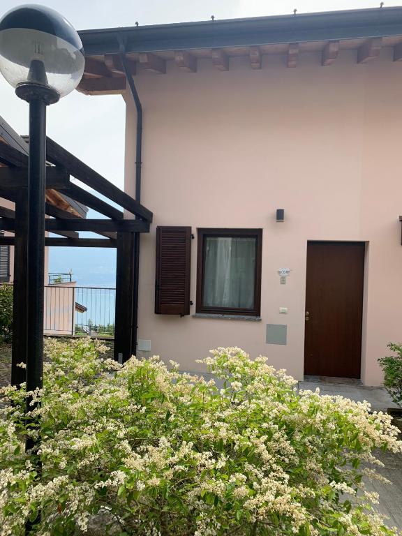 Balkón alebo terasa v ubytovaní La Quiete 56 Lake view Apartment by Gardadomusmea
