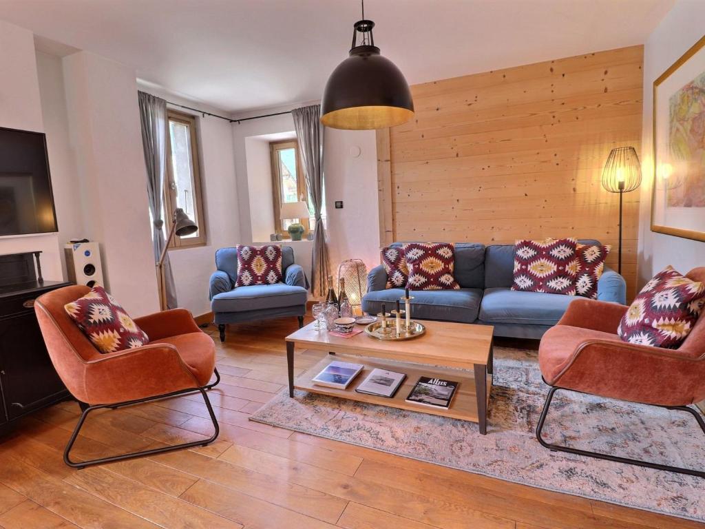 uma sala de estar com um sofá azul e duas cadeiras em Appartement Morzine, 5 pièces, 8 personnes - FR-1-627-22 em Morzine