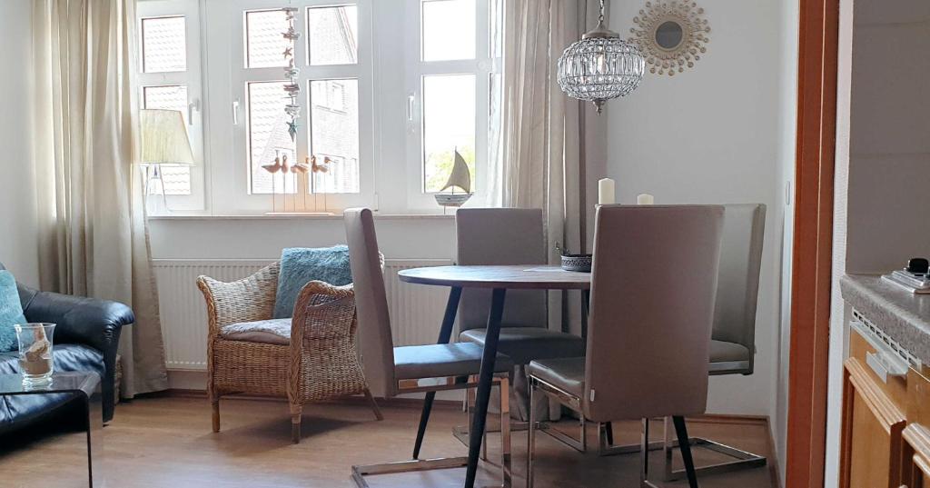 einen Esstisch und Stühle im Wohnzimmer in der Unterkunft Inselresidenz Strandburg - Ferienwohnung 204 (Ref. 50964) in Juist