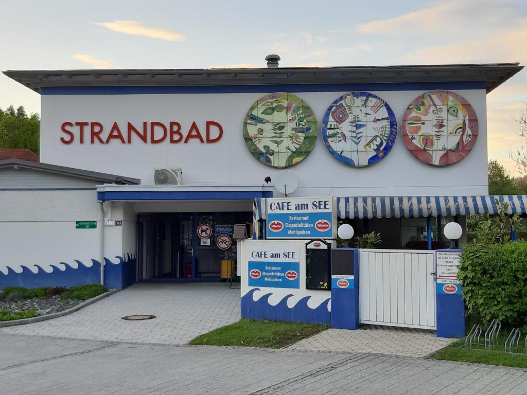 Stazione di servizio astandbad con orologi su un lato di Ferienappartement 1 beim Strandbad a Reifnitz