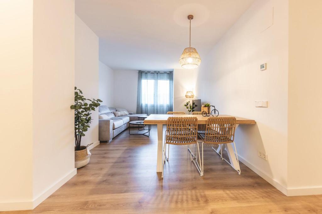 cocina y comedor con mesa y sillas en Bravissimo Afra, 2-bedroom apartment, en Girona