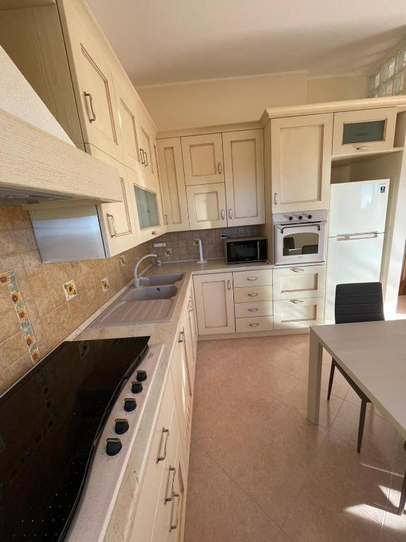 Kuchyňa alebo kuchynka v ubytovaní Casa Mediterranea: appartamento vista mare a soli 200m dalla spiaggia