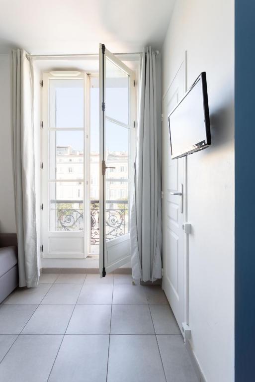 STUDIO ** VIEUX PORT - One-Bedroom Apartment