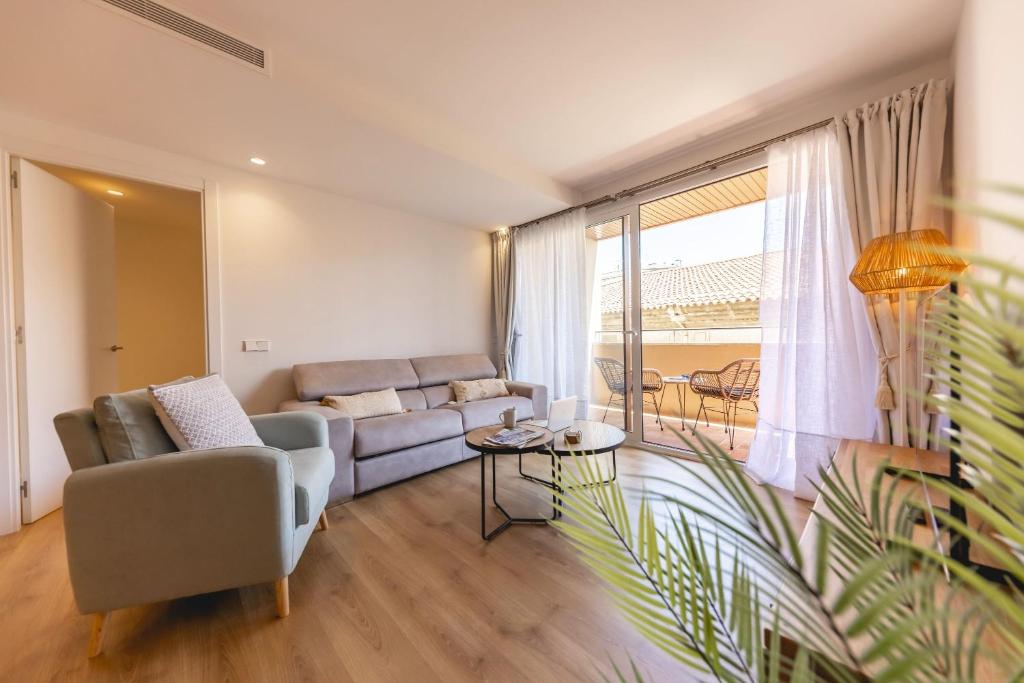 a living room with a couch and a table at Bravissimo Domènica, 2 bedrooms and balcony in Girona