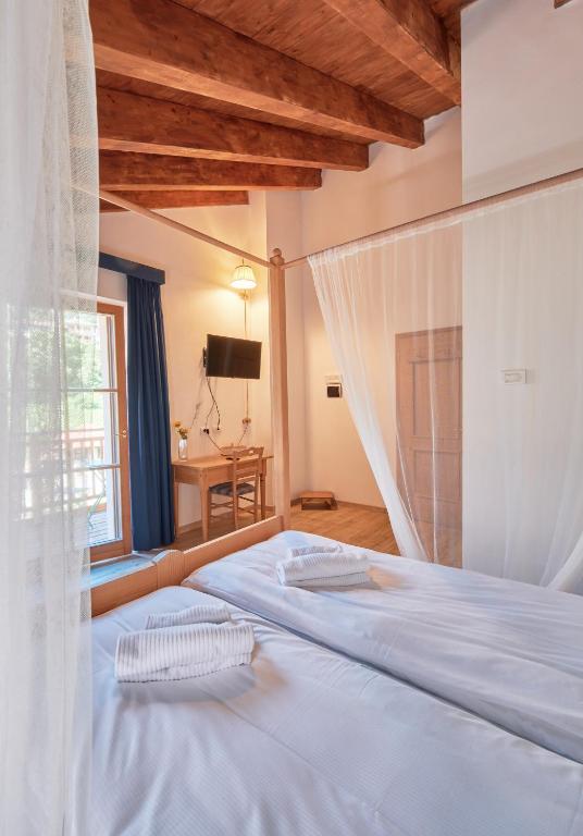 Łóżko lub łóżka w pokoju w obiekcie Hotel Bed & Bike Ledro