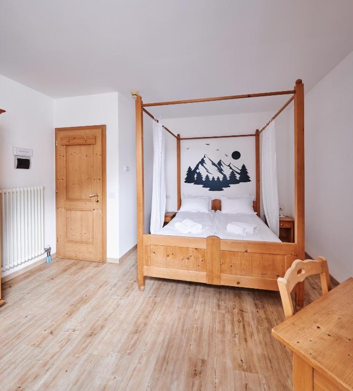 Łóżko lub łóżka w pokoju w obiekcie Hotel Bed & Bike Ledro
