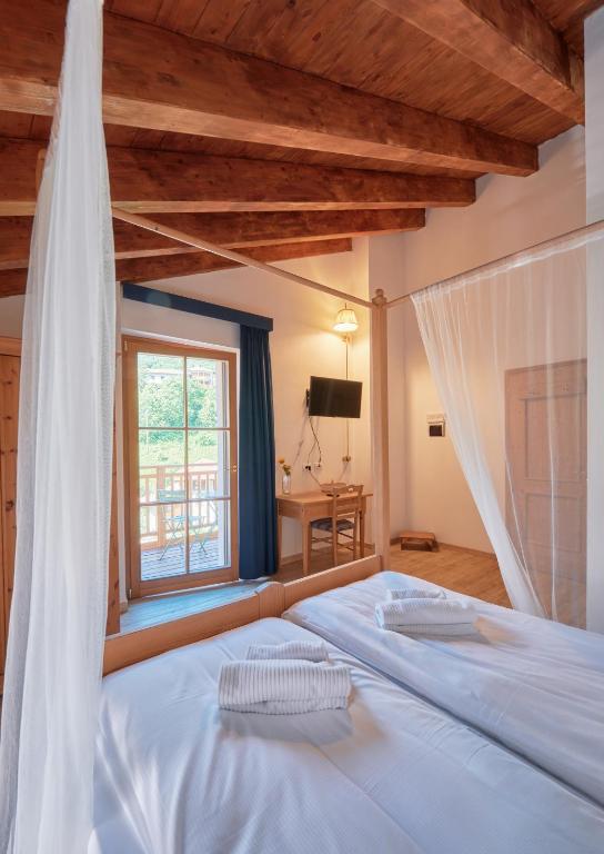 Łóżko lub łóżka w pokoju w obiekcie Hotel Bed & Bike Ledro