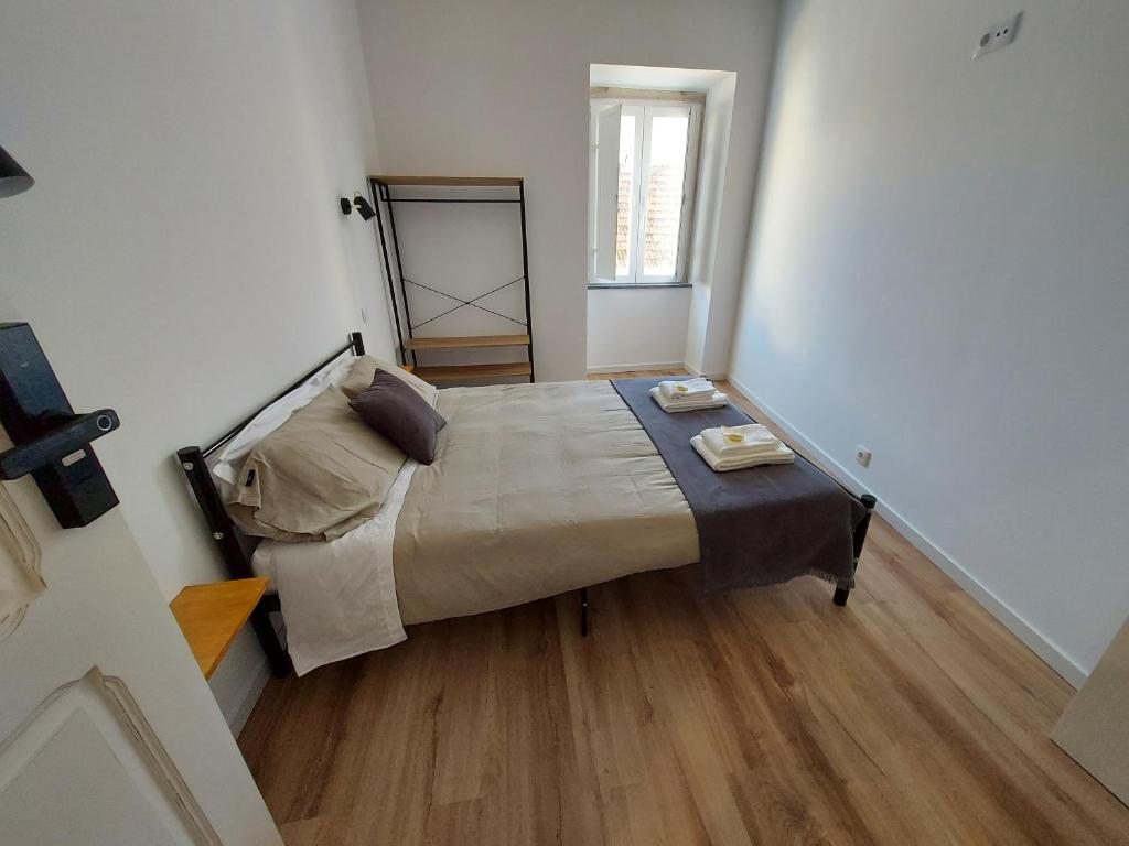 A bed or beds in a room at Wolley - Peniche GuestHouse