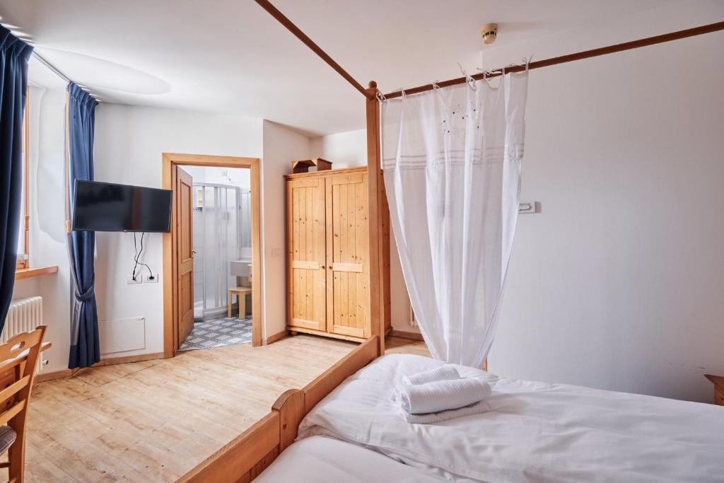 Łóżko lub łóżka w pokoju w obiekcie Hotel Bed & Bike Ledro