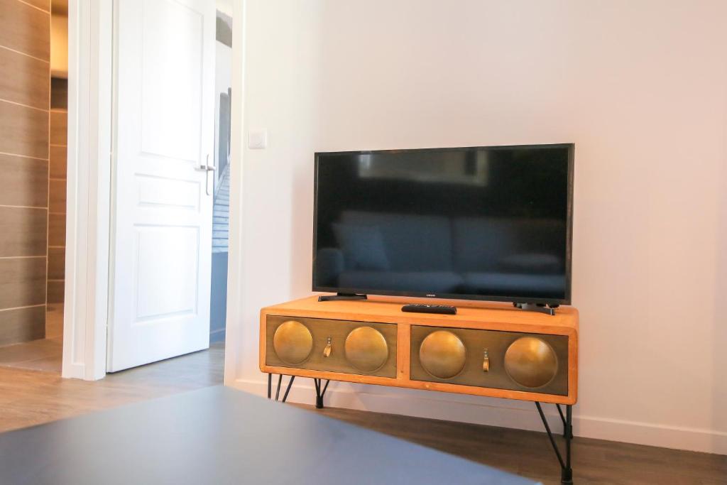 Televízia a/alebo spoločenská miestnosť v ubytovaní Le Bois, T2 hypercentre chic et cosy, Wifi par SOVALFI