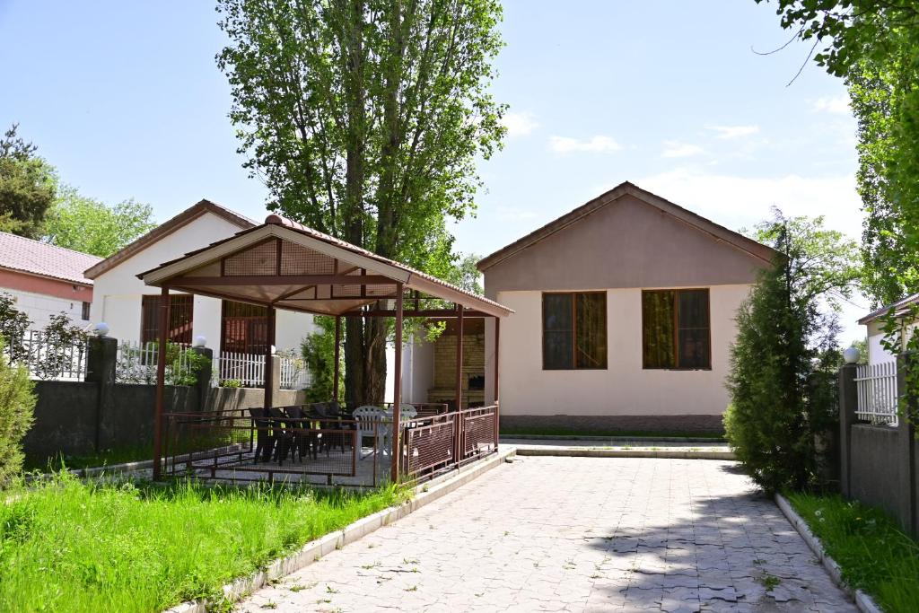 une maison avec un pavillon en face de celle-ci dans l'établissement Sevan Comfortable Cottages by SeaSide, à Sevan