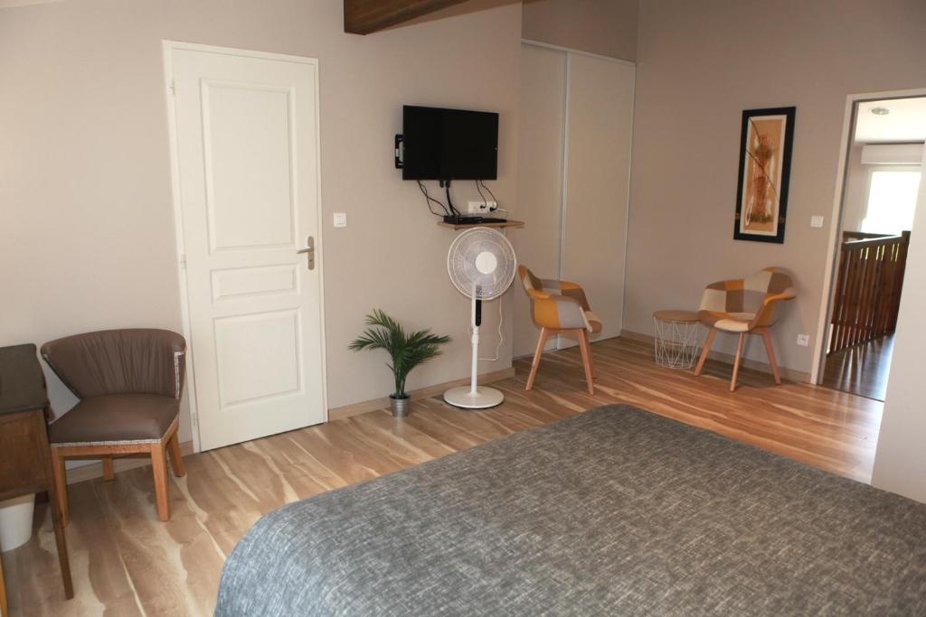 TV a/nebo společenská místnost v ubytování Chambres d'hôtes La Fontaine!