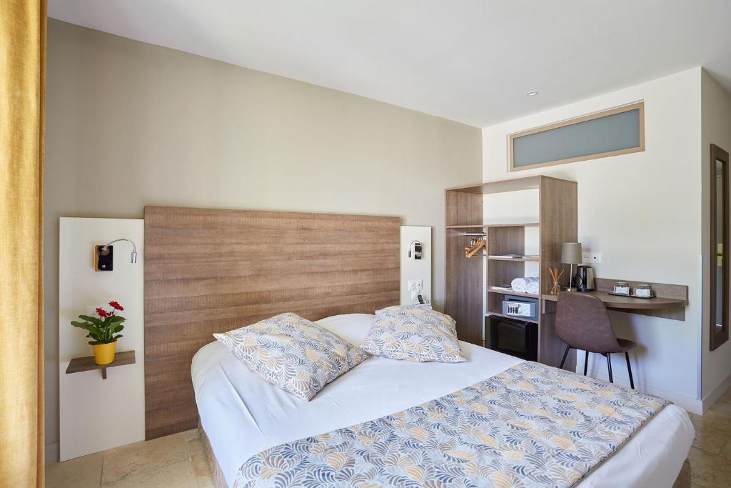 Postel nebo postele na pokoji v ubytování Logis Hôtel Le Rodin