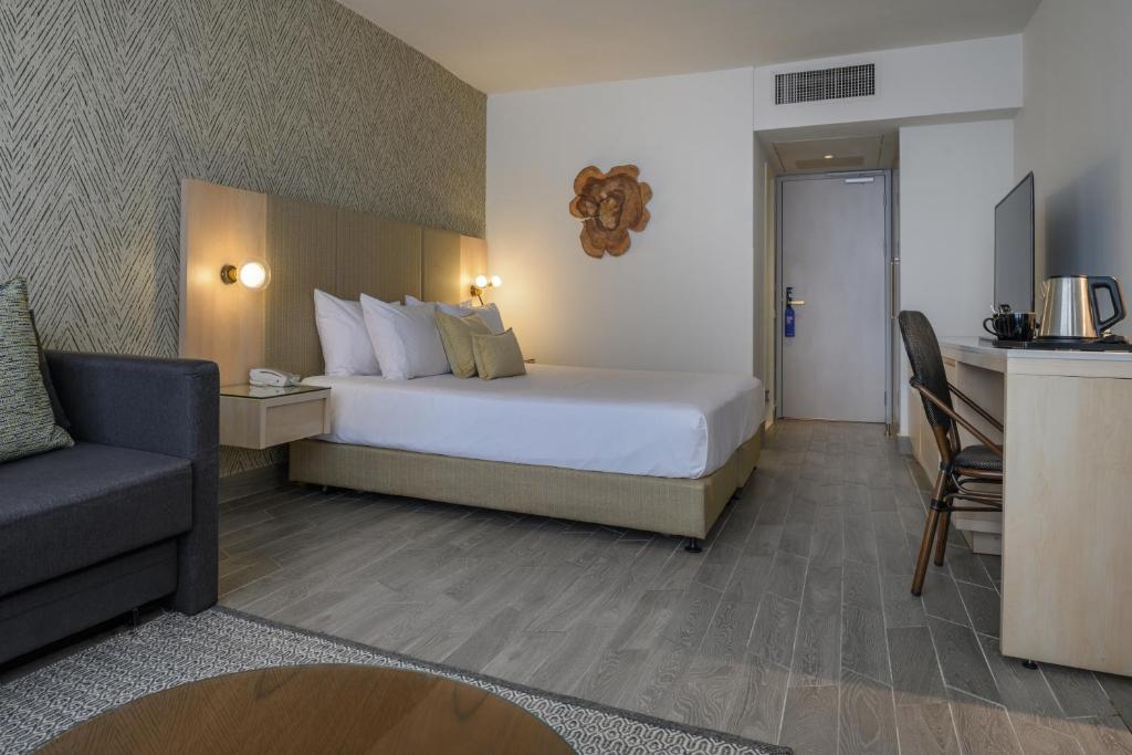 Ein Bett oder Betten in einem Zimmer der Unterkunft Lagoona by Isrotel Collection