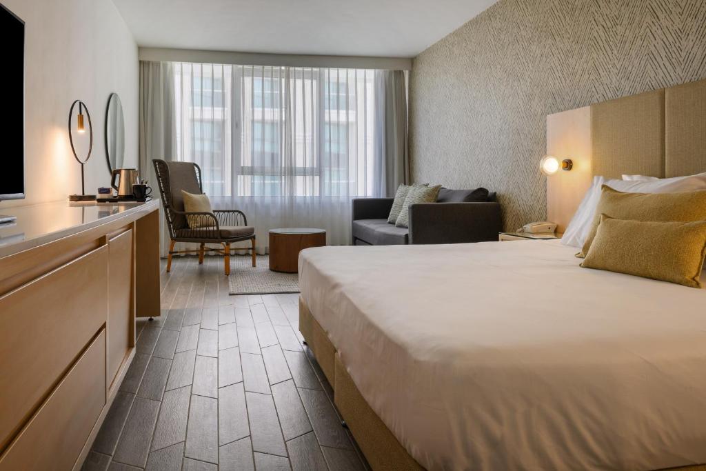 Ein Bett oder Betten in einem Zimmer der Unterkunft Lagoona by Isrotel Collection